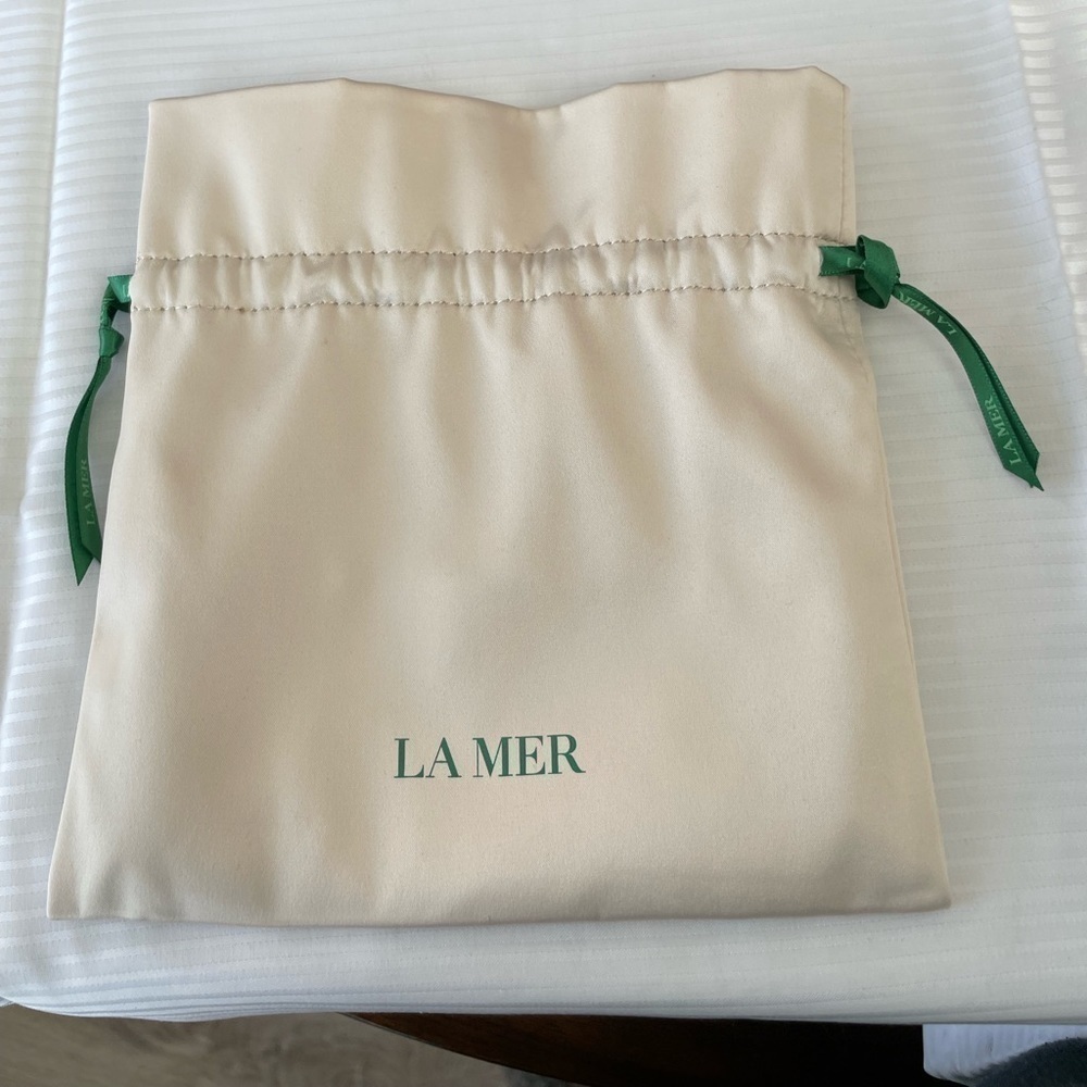 La Mer. Cream Satin Pouch. New, unused.Great for makeup, jewelry, or accessories - Picture 2 of 6